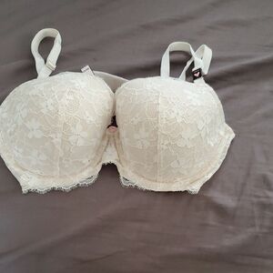 Victiria's Secret 34DD Elegant Cream Lace Bra